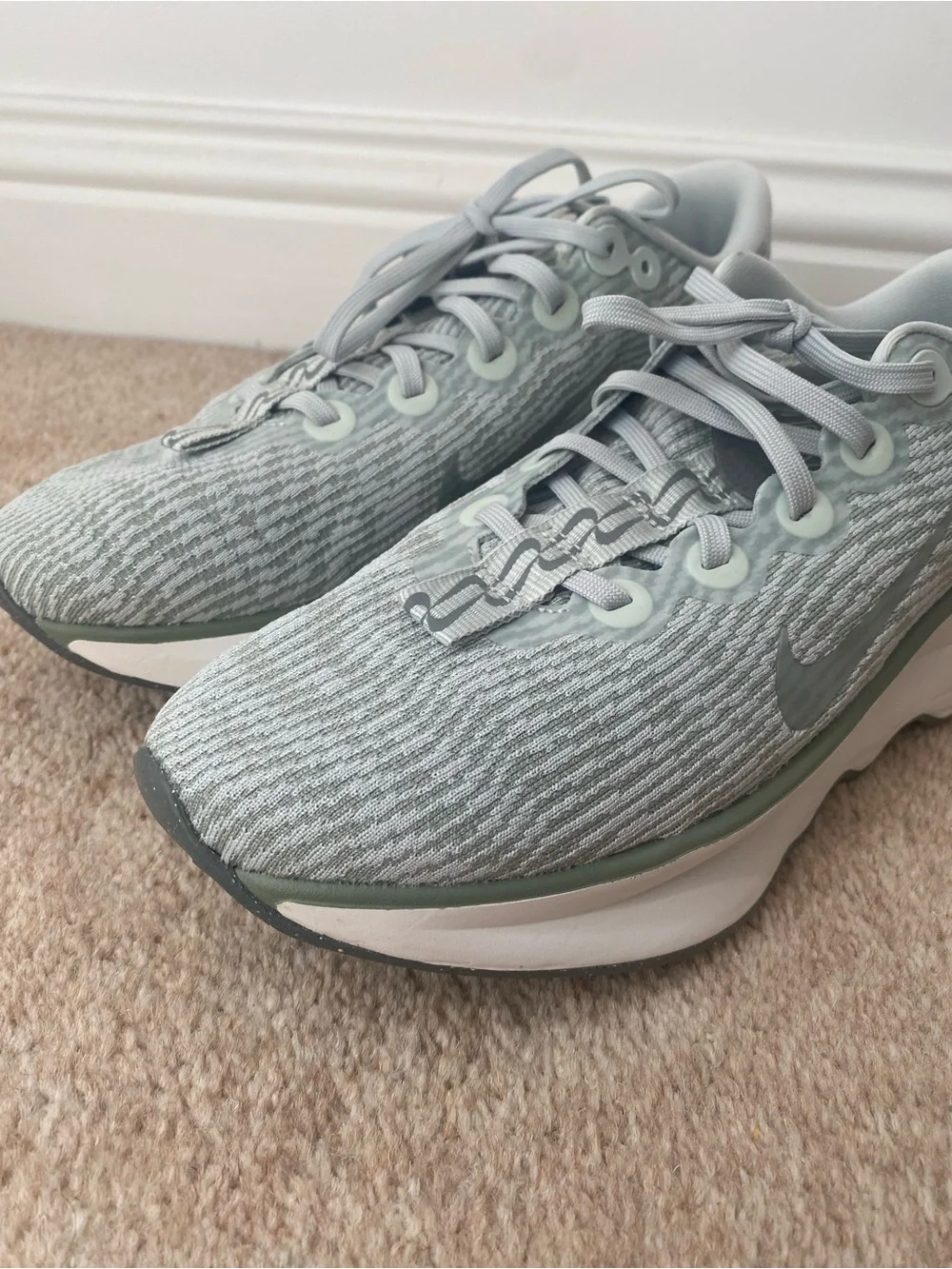 Nike Motiva Womens Size 9 Green Grey Athletic Running Shoes DV1238006 Activewear